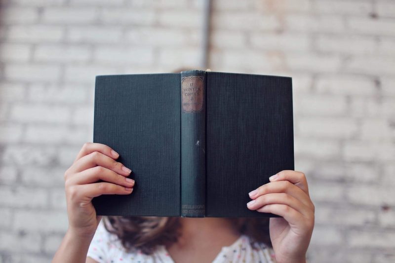 foto na capa do livro - mulher escondida com livro