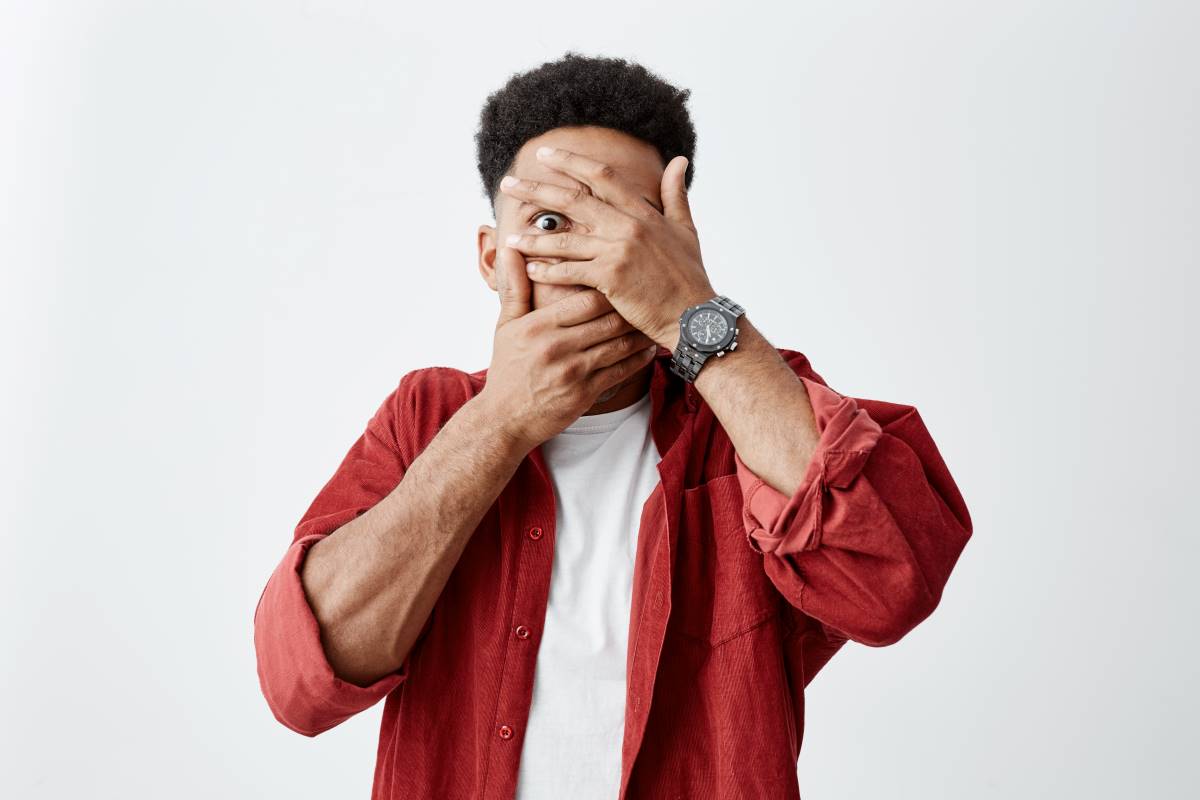 homem escondendo sua imagem para a foto